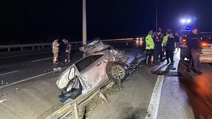 Çanakkale’de otomobil aydınlatma direğine çarptı: 2 ölü