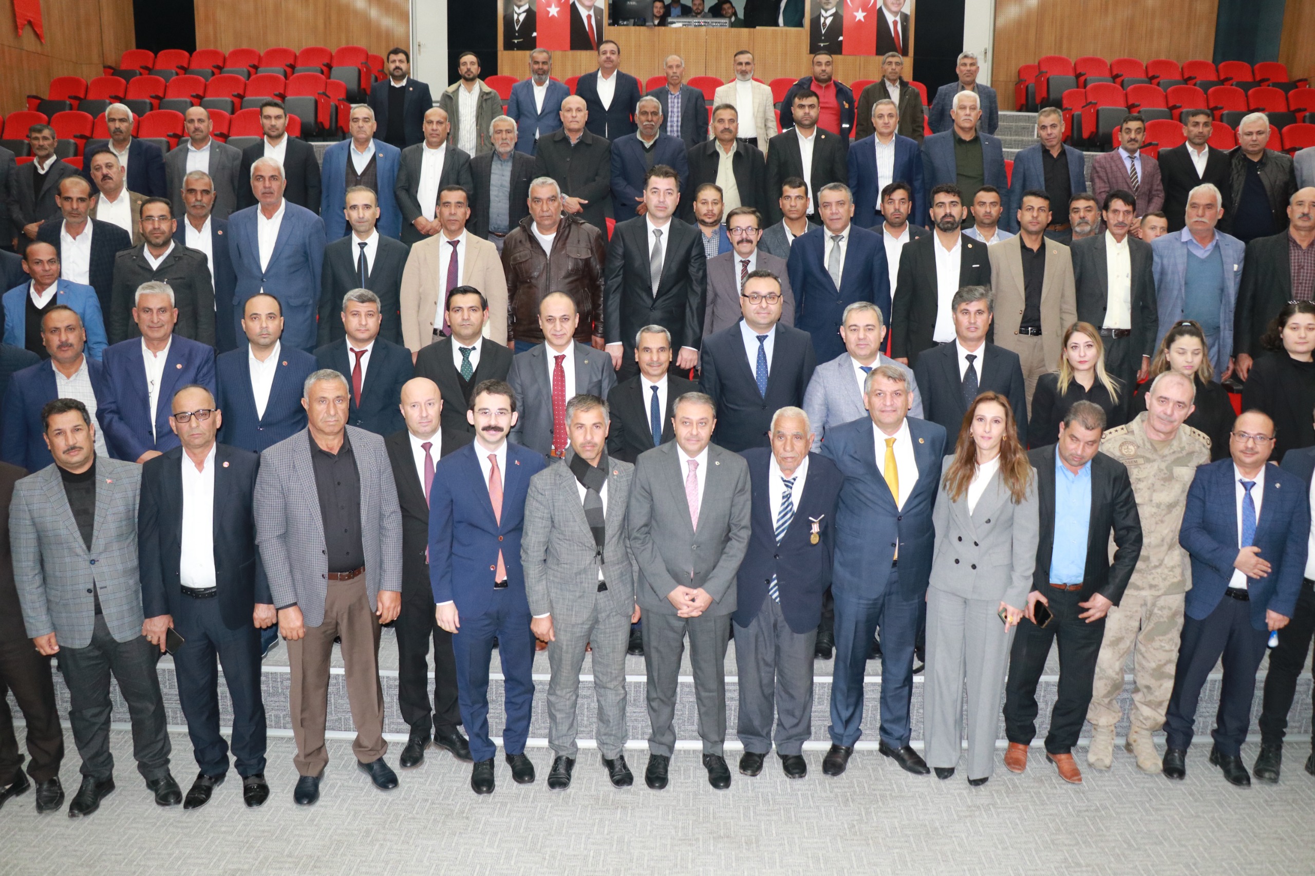Şanliurfa vali̇si̇ hasan şildak’tan akçakale’ye zi̇yaret: muhtarlarla toplanti düzenlendi̇