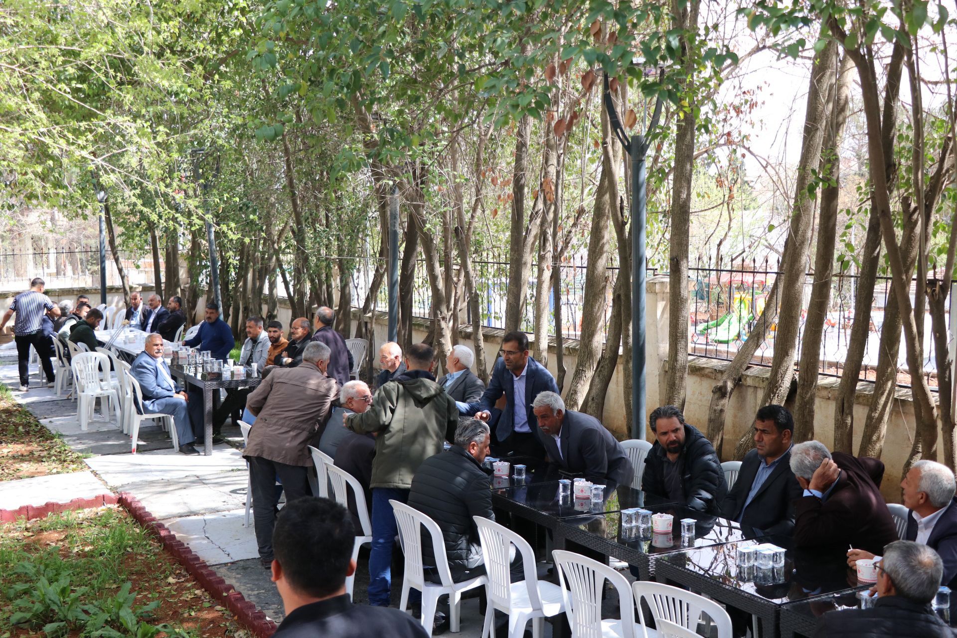 Bozova’da bayram coşkusu: eş başkanlar vatandaşlarla bayramlaştı