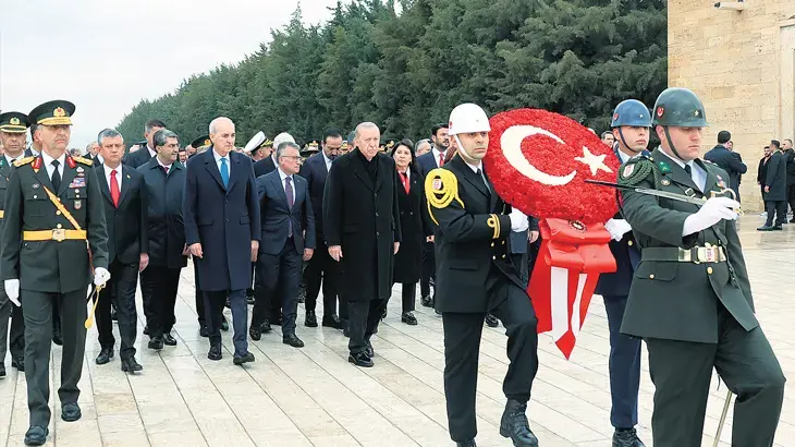 Devlet erkanı Anıtkabir’i ziyaret etti | Farklı cephelerde mücadele ediyoruz