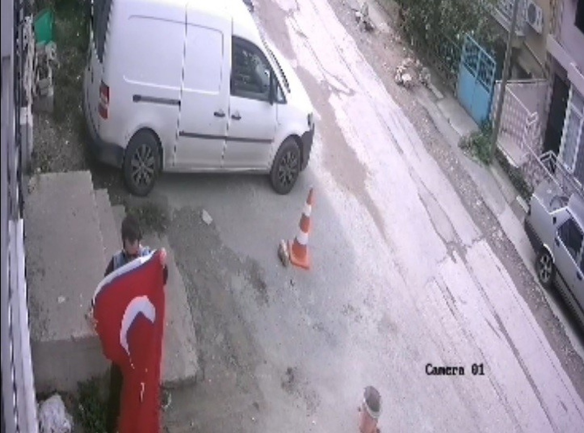 Bornova'da balkondan düşen Türk bayrağını genç katlayıp evin kapısına astı