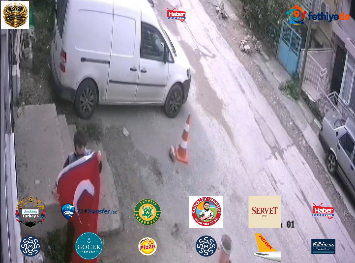 Bornova'da balkondan düşen Türk bayrağını genç katlayıp evin kapısına astı