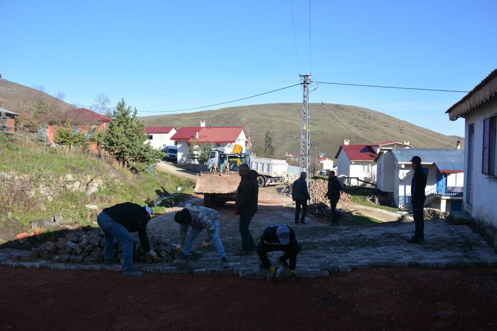 Karacaören yaylasında kilit parke çalışmaları başlatıldı