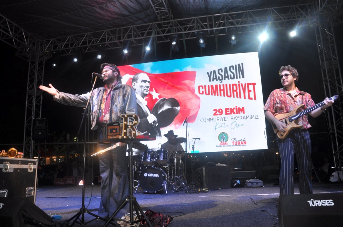 Ödemiş'te 29 Ekim Cumhuriyet Bayramı fener alayı ve konserle kutlandı