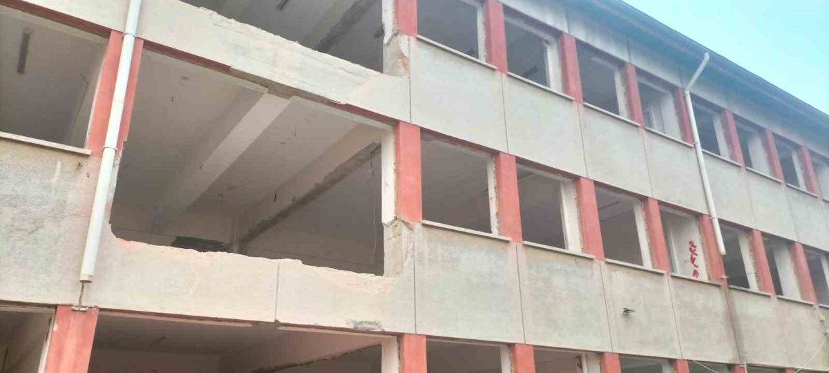 Denizli Çivril'de 1982'de açılan ortaokulda güçlendirme başladı, 205 öğrenci taşındı