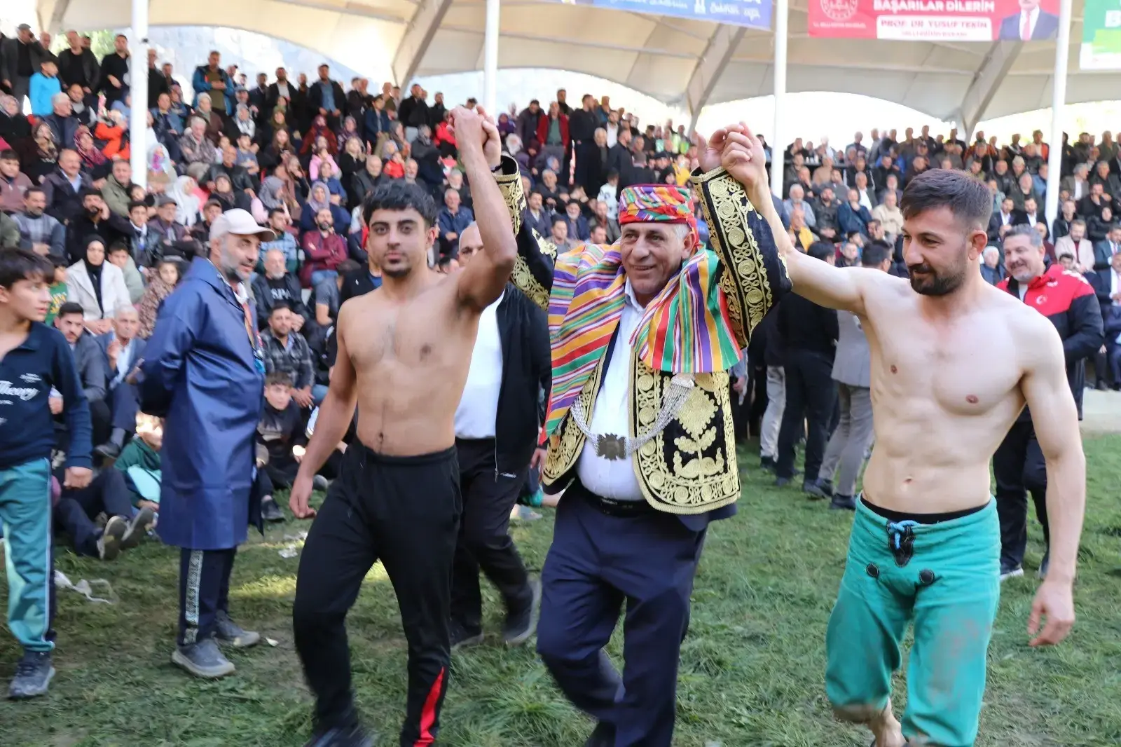 Erzurum'da Cumhuriyet ile yaşıt gelenek! Uzundere'de başpehlivanlık mücadelesi nefes kesti