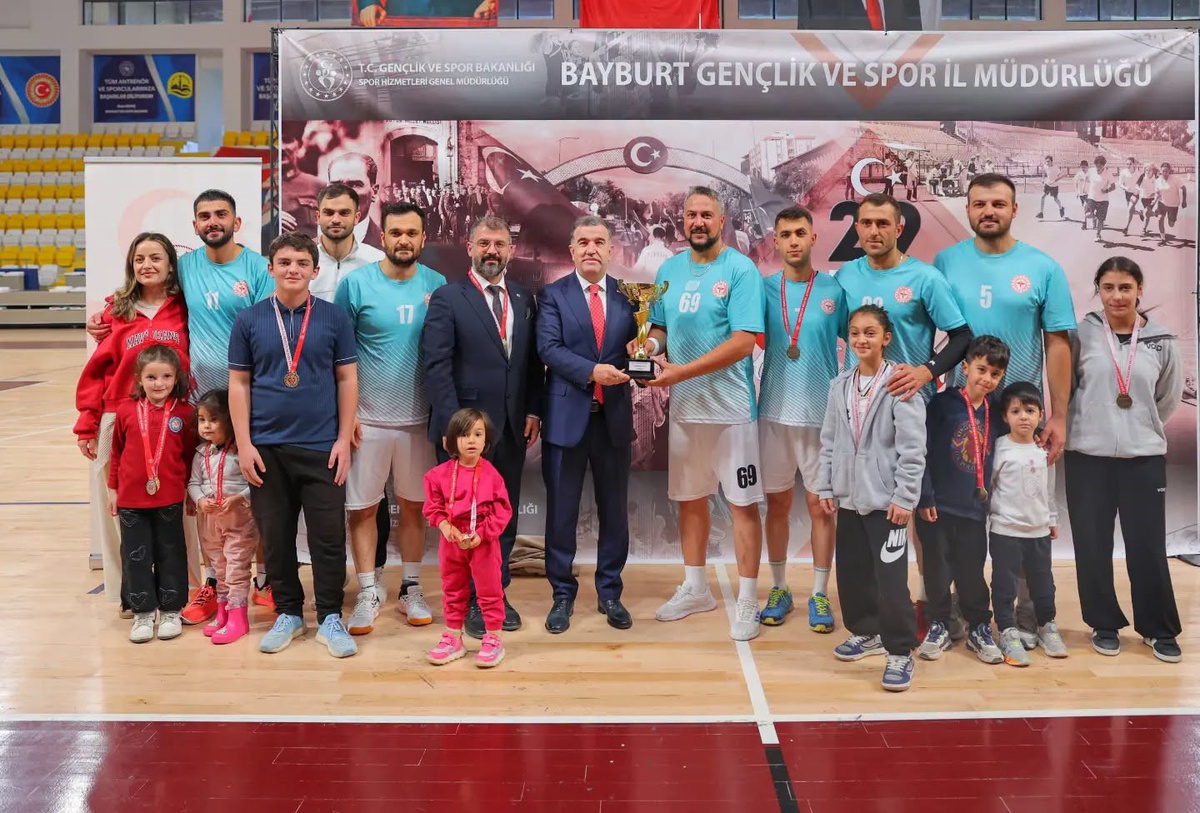 Bayburt'ta Cumhuriyet Kupası Voleybol Turnuvası'nda İl Sağlık Müdürlüğü şampiyon oldu