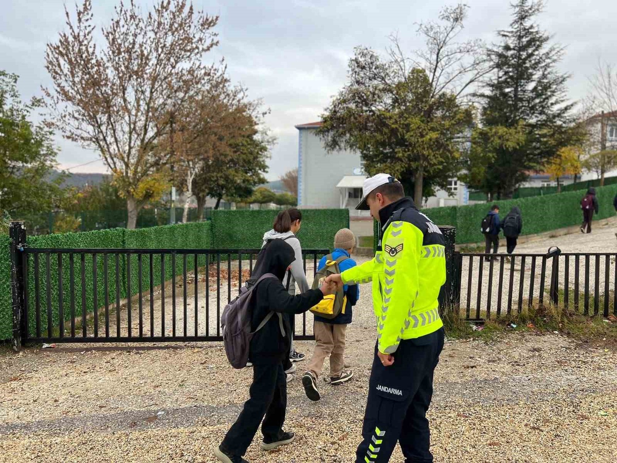 Bilecik'te jandarma, okul çevresi denetimlerinde 88 personel görevlendirdi