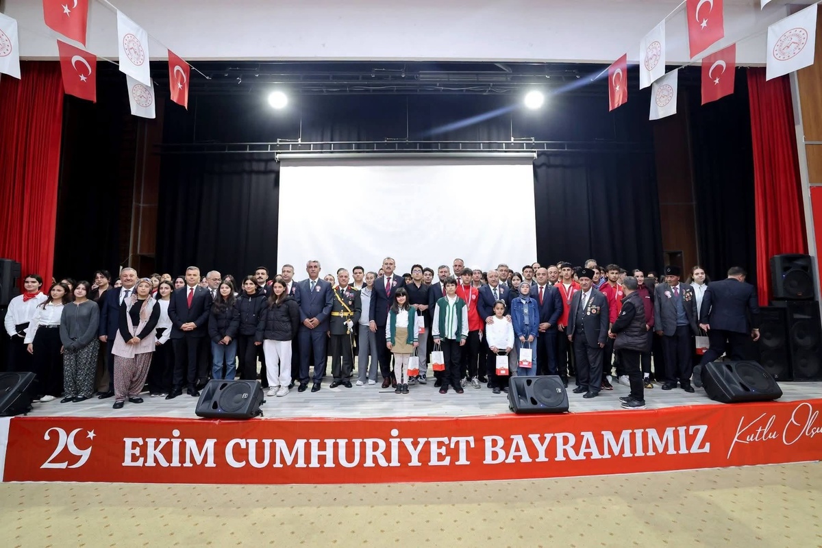 Ağrı’da 29 Ekim Cumhuriyet Bayramı Coşkuyla Kutlandı