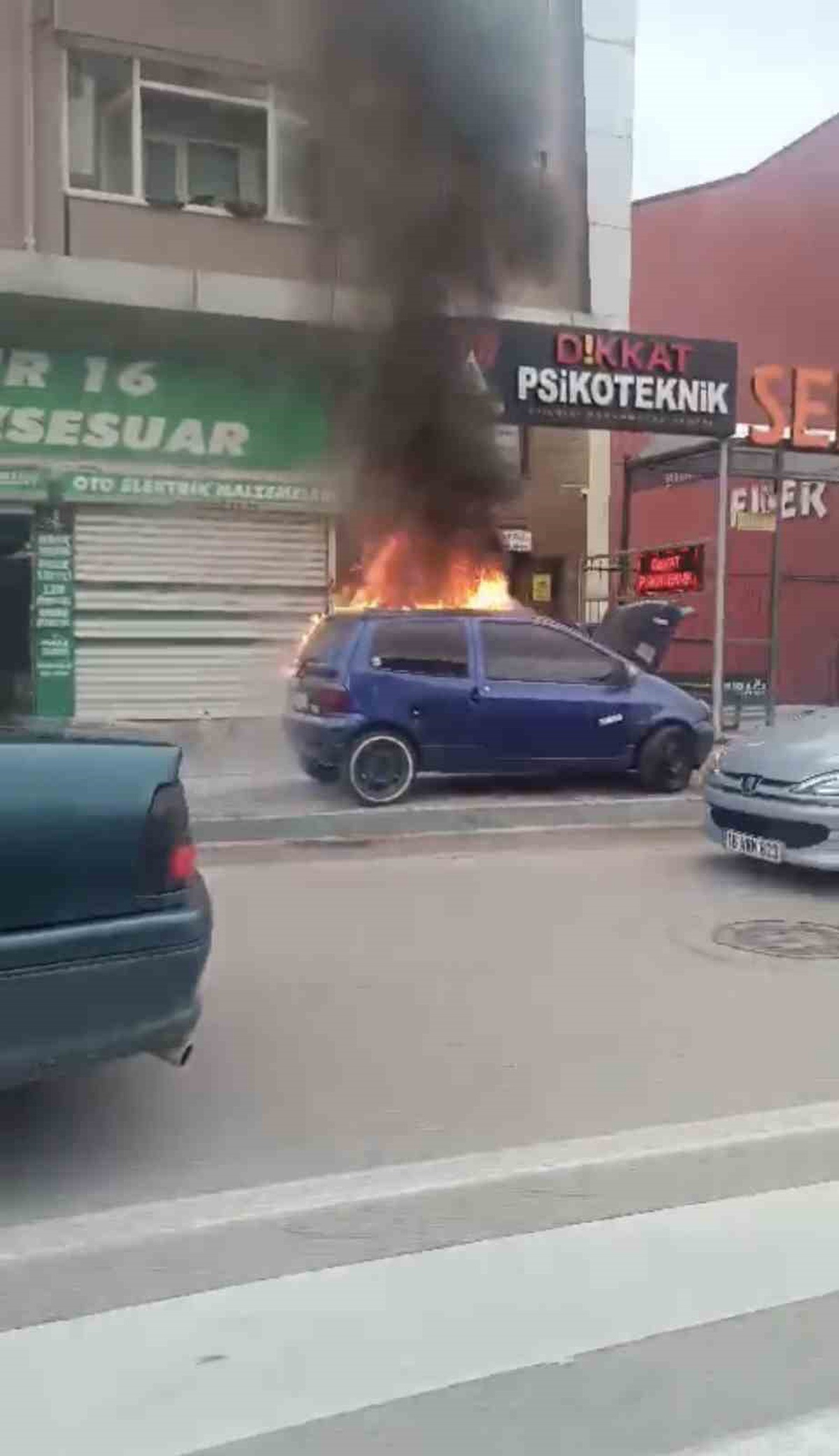 Bursa Yıldırım'da park halindeki otomobilde çıkan yangın maddi hasara yol açtı