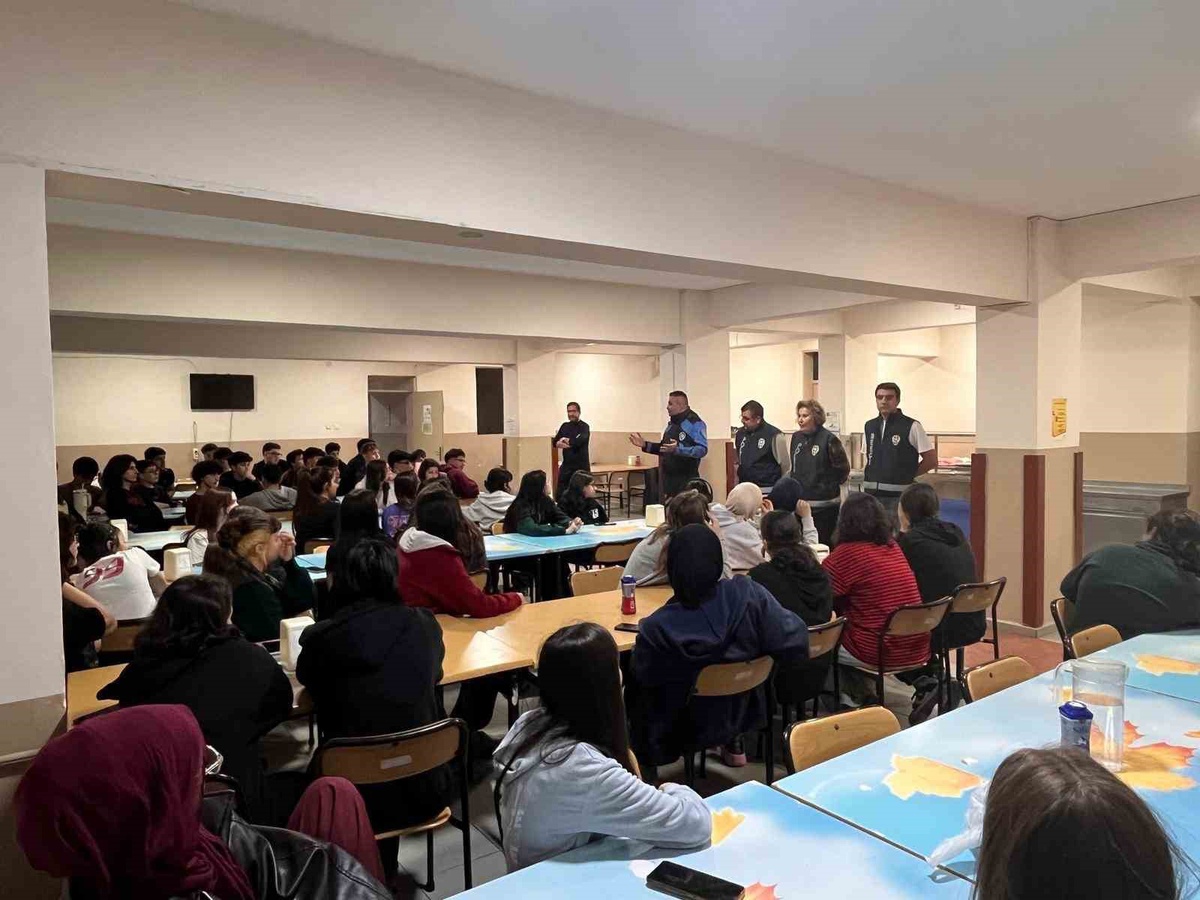Bozüyük'te 52 öğrenciye güvenli internet ve akran zorbalığı eğitimi verildi