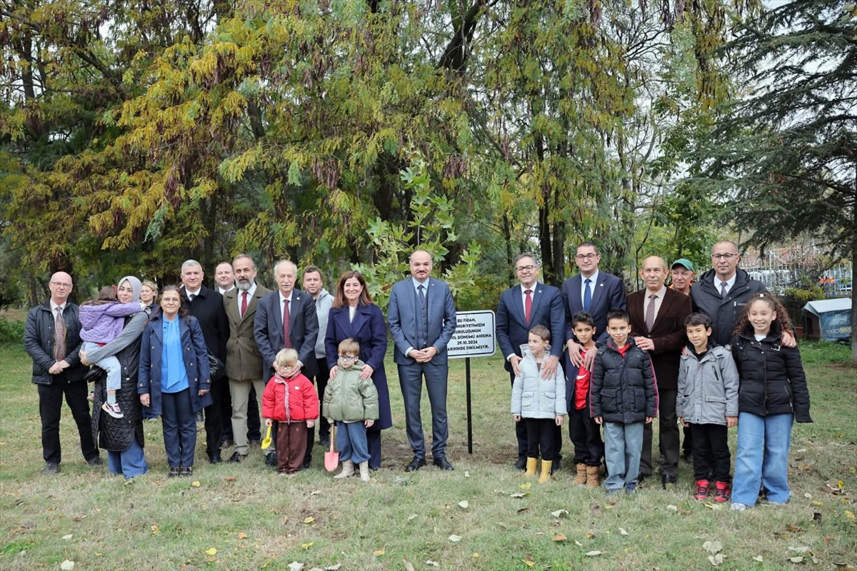 Trakya Üniversitesi Lozan Anıtı yanında 103. yıl fidanını dikti