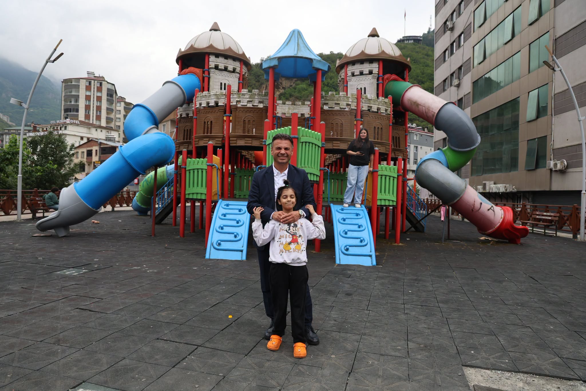 Çocuk parklarının daha güvenli, modern ve keyifli hale gelmesi için yenileme çalışmalarımız aralıksız devam ediyor.