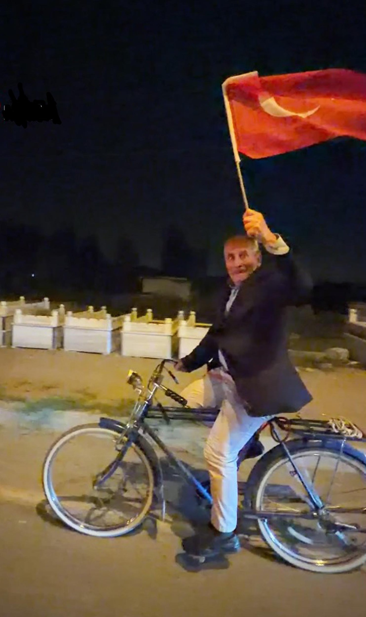 Iğdırlı gurbetçi, konvoya bisikletiyle katılan emekliye bisiklet hediye etti