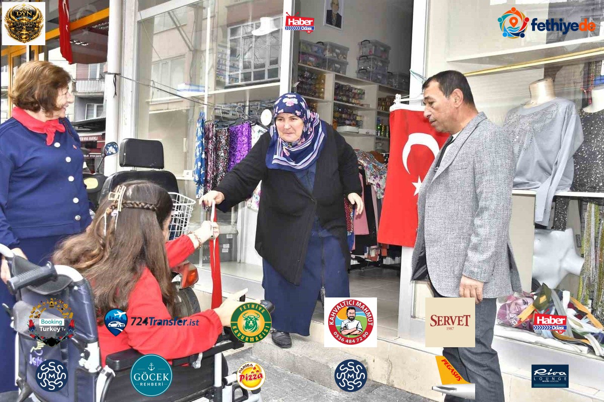 Bursa Yenişehir'de özel gereksinimli bireyler esnafa 29 Ekim'de bayrak dağıttı