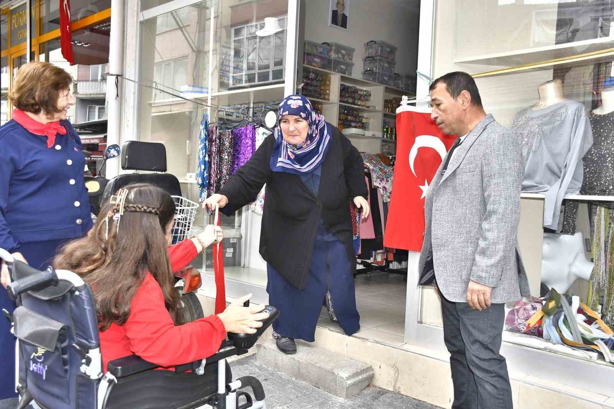 Bursa Yenişehir'de özel gereksinimli bireyler esnafa 29 Ekim'de bayrak dağıttı