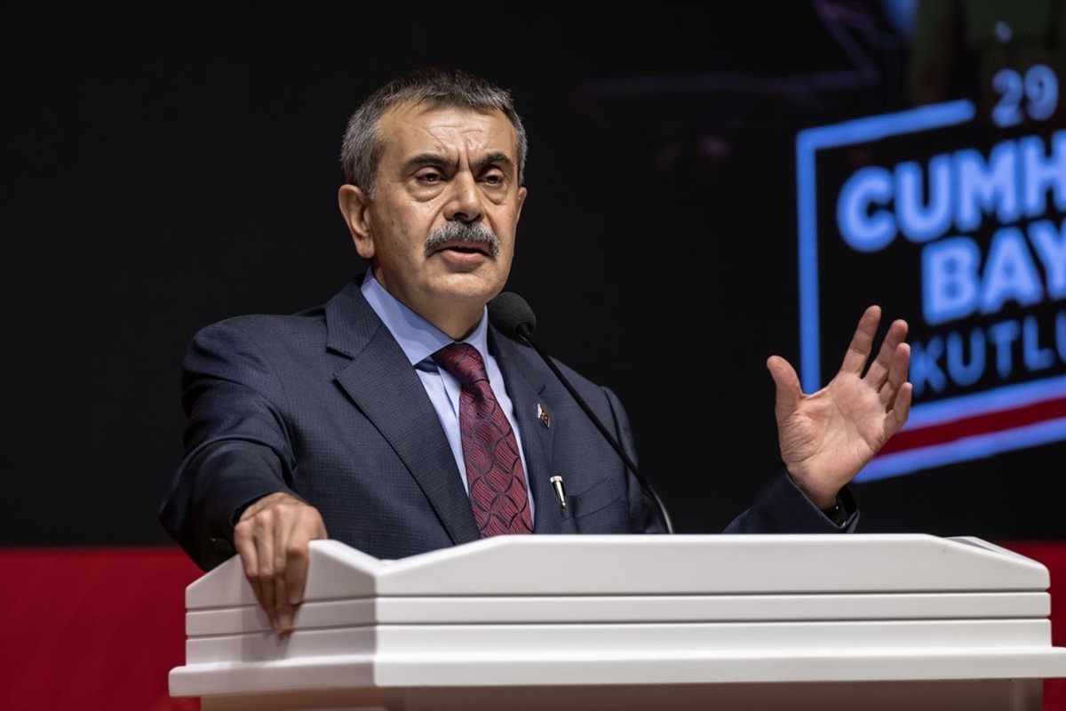 Bakan Tekin açıkladı: Bazı okullarda sürekli polis bulunacak! Sınıf öğretmenliği sorusuna da yanıt verdi