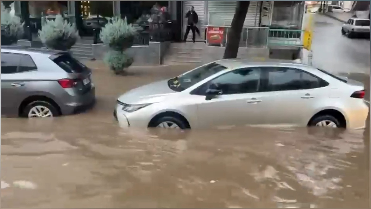 Diyarbakır'da sağanak etkili oldu, bazı okul bahçeleri ve iş yerlerini su bastı