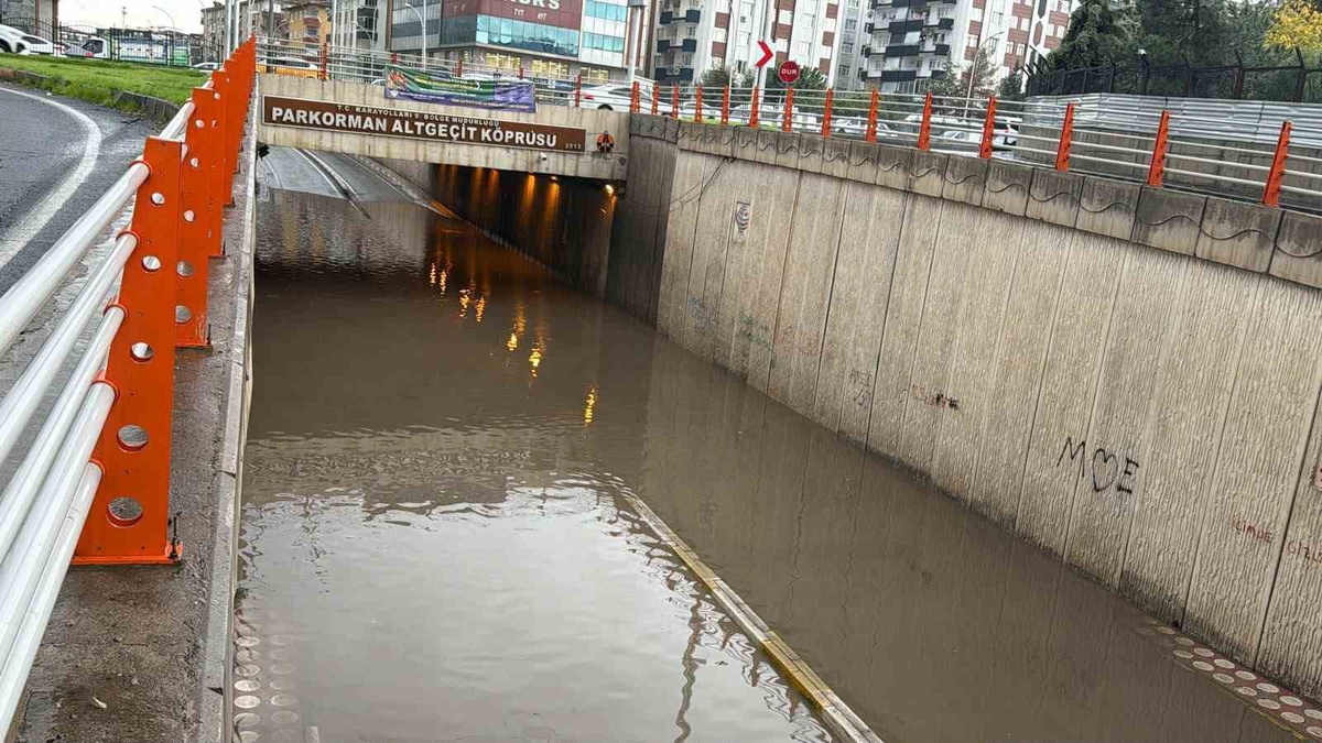 Diyarbakır'da sağanakta alt geçit tıkandı, itfaiye Park Orman altgeçidini kapattı