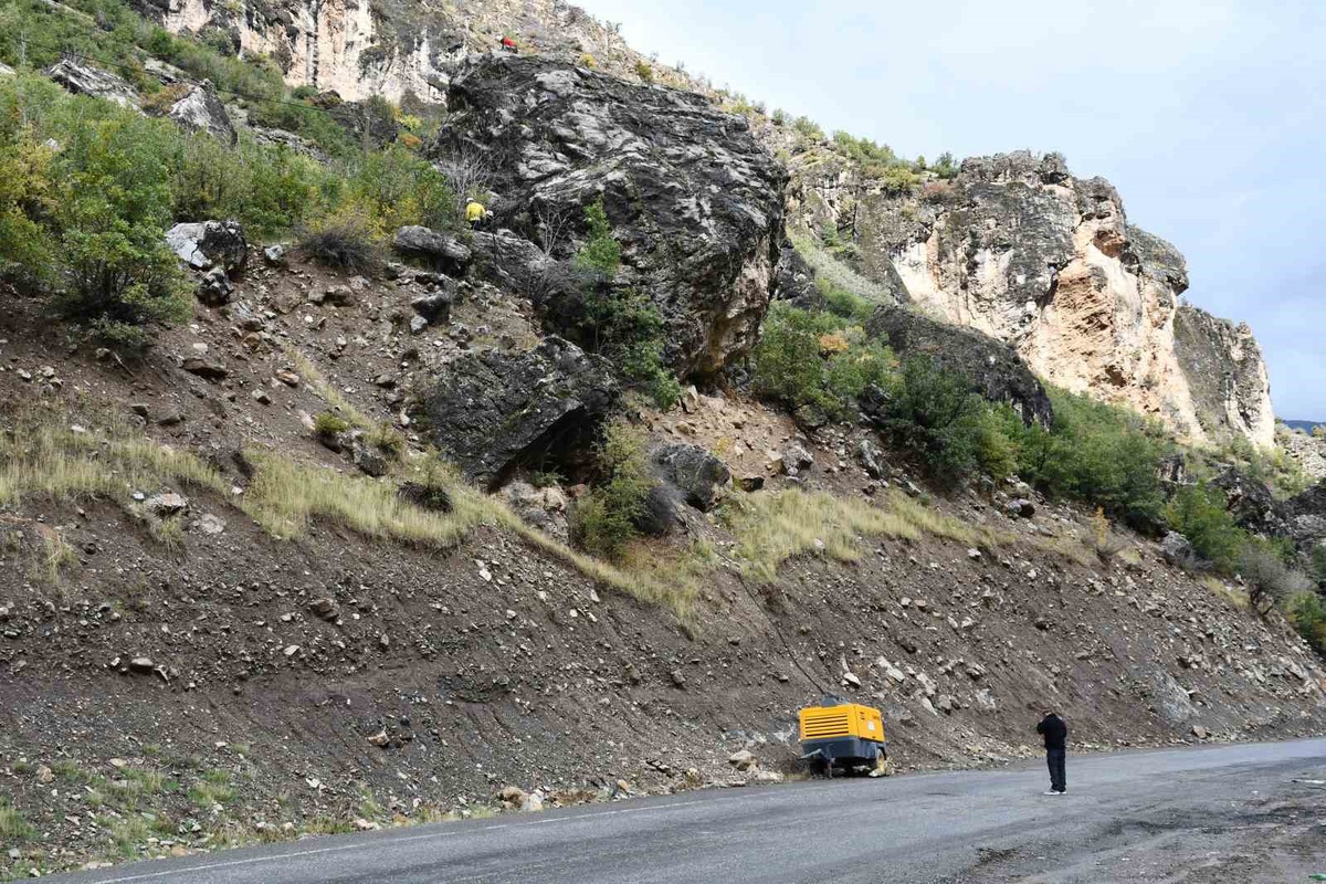 Şırnak Beytüşşebap'ta kaya düşürme operasyonuna 7 kişilik dağcı ekip katıldı
