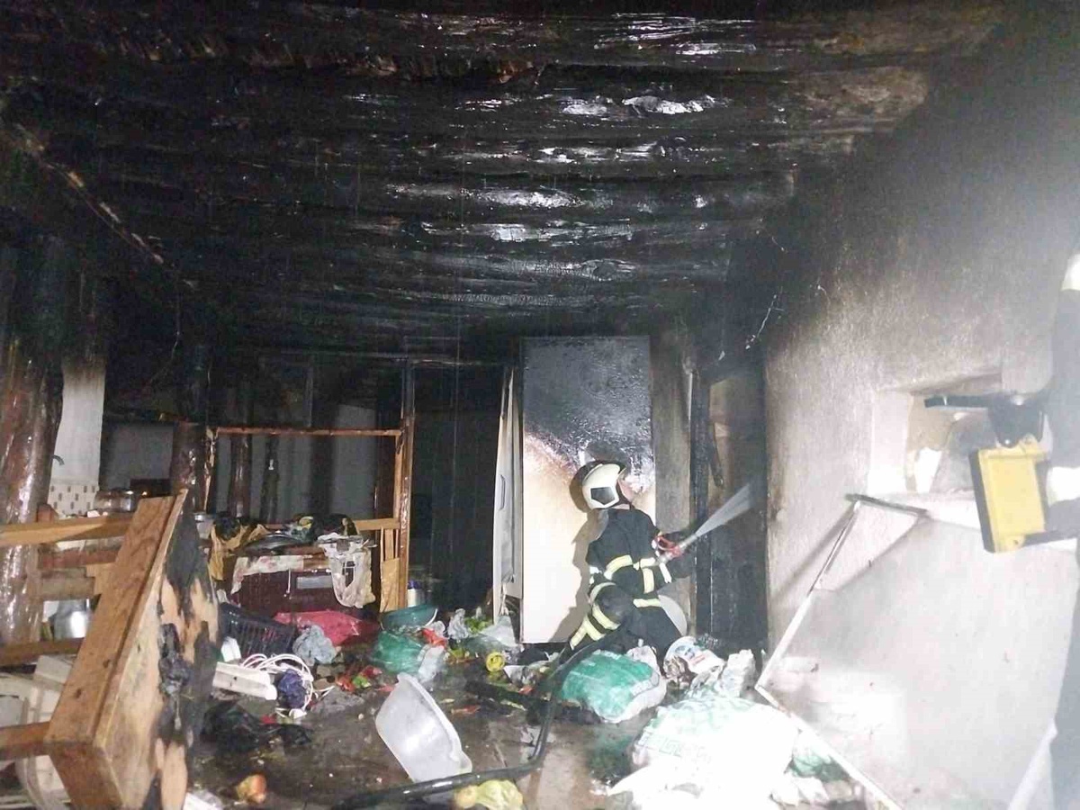 Burdur Bucak Ürkütlü'de gece çıkan ev yangını itfaiye ekiplerince söndürüldü