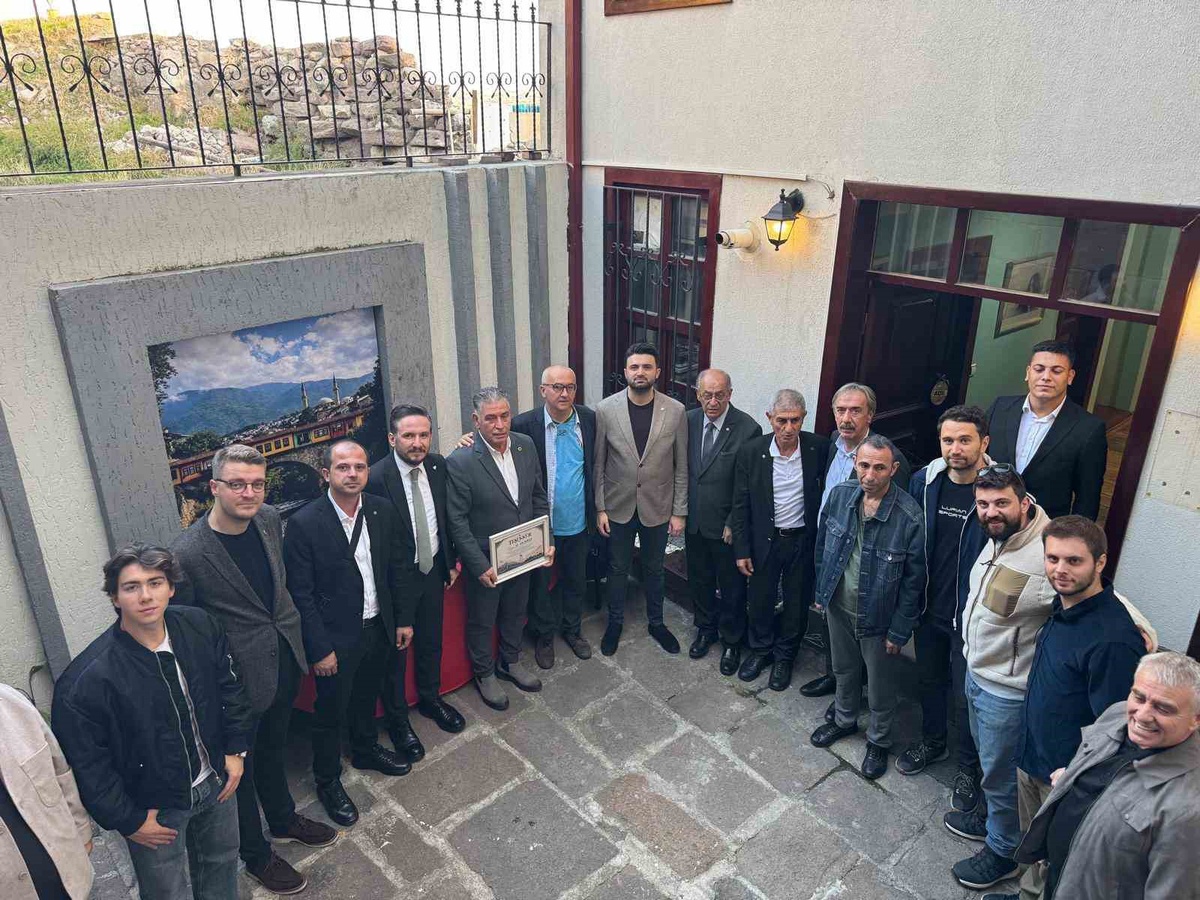 Bursaspor ve Bursa Fan Clup yönetimi maç öncesi Ankara-Bursa Derneği'ni ziyaret etti