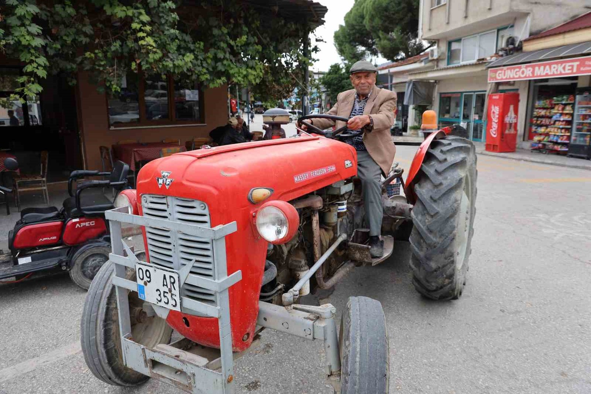 Aydın Efeler'de 1938 doğumlu Ali Avşar, 69 yıllık traktörle üretiyor