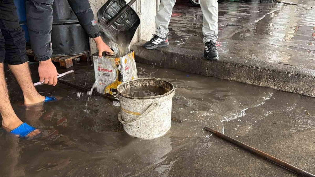 Diyarbakır'da sağanak sonrası Yenişehir'deki 2. Sanayi Sitesi'nde dükkanları su bastı