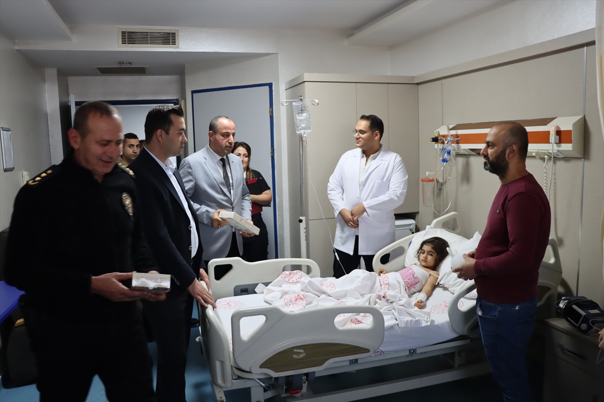 Midyat'ta protokol üyeleri hastanede tedavi gören çocuklara oyuncak hediye etti