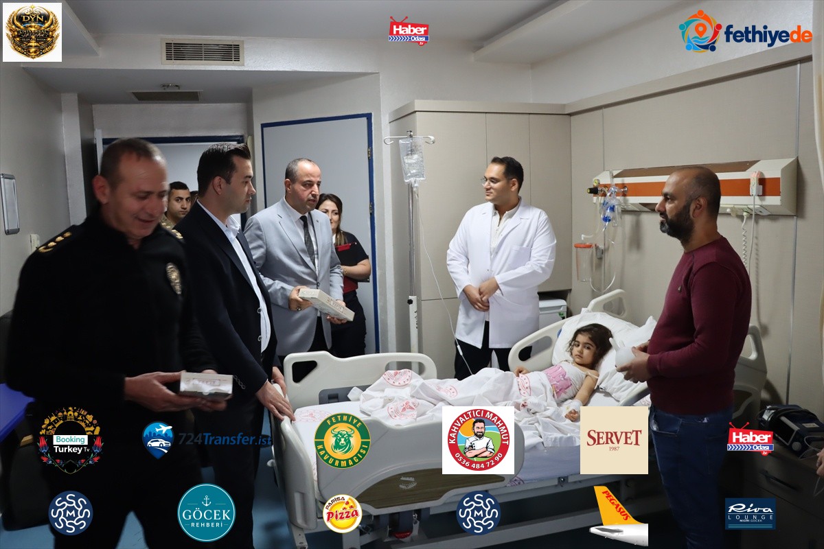 Midyat'ta protokol üyeleri hastanede tedavi gören çocuklara oyuncak hediye etti