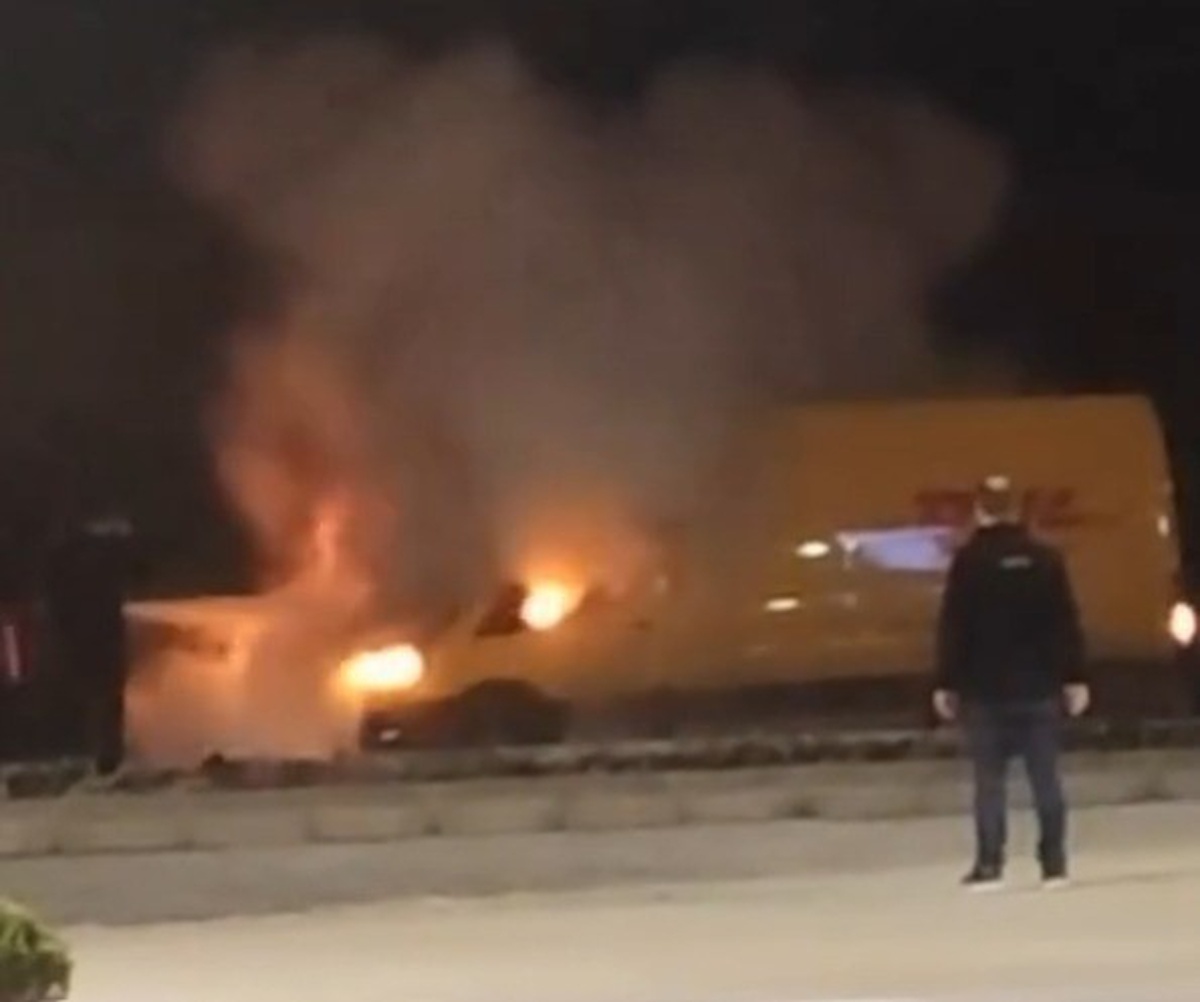 Denizli Cankurtaran'da DHL kargo aracında yangın çıktı, itfaiye söndürdü