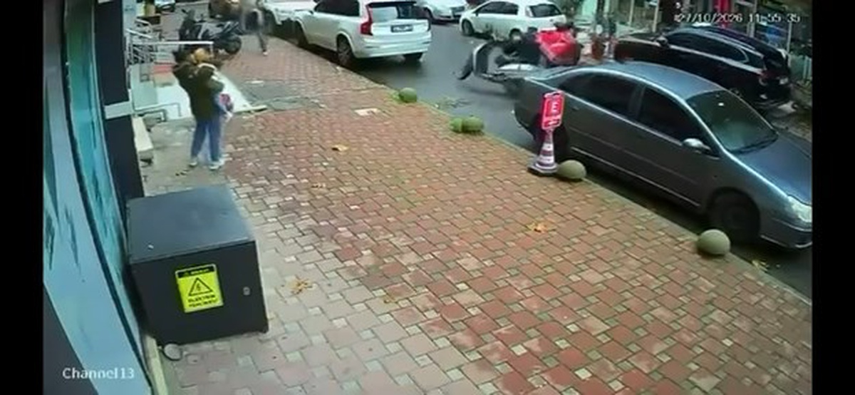 Çekmeköy'de iddiaya göre aküsü değişen motosiklet yardım eden kişiyi yere düşürdü