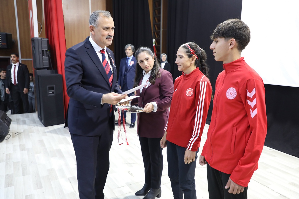 Ağrı'da Cumhuriyet Koşusu'nda sporcular 10 bin ve 5 bin metrede yarıştı