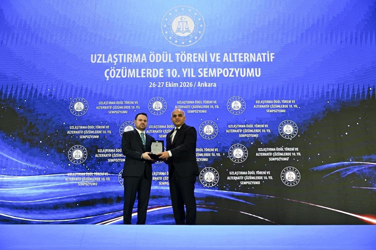 Adalet Bakanı Gürlek, Van Cumhuriyet Başsavcısı Kara'ya uzlaştırma ödülünü verdi