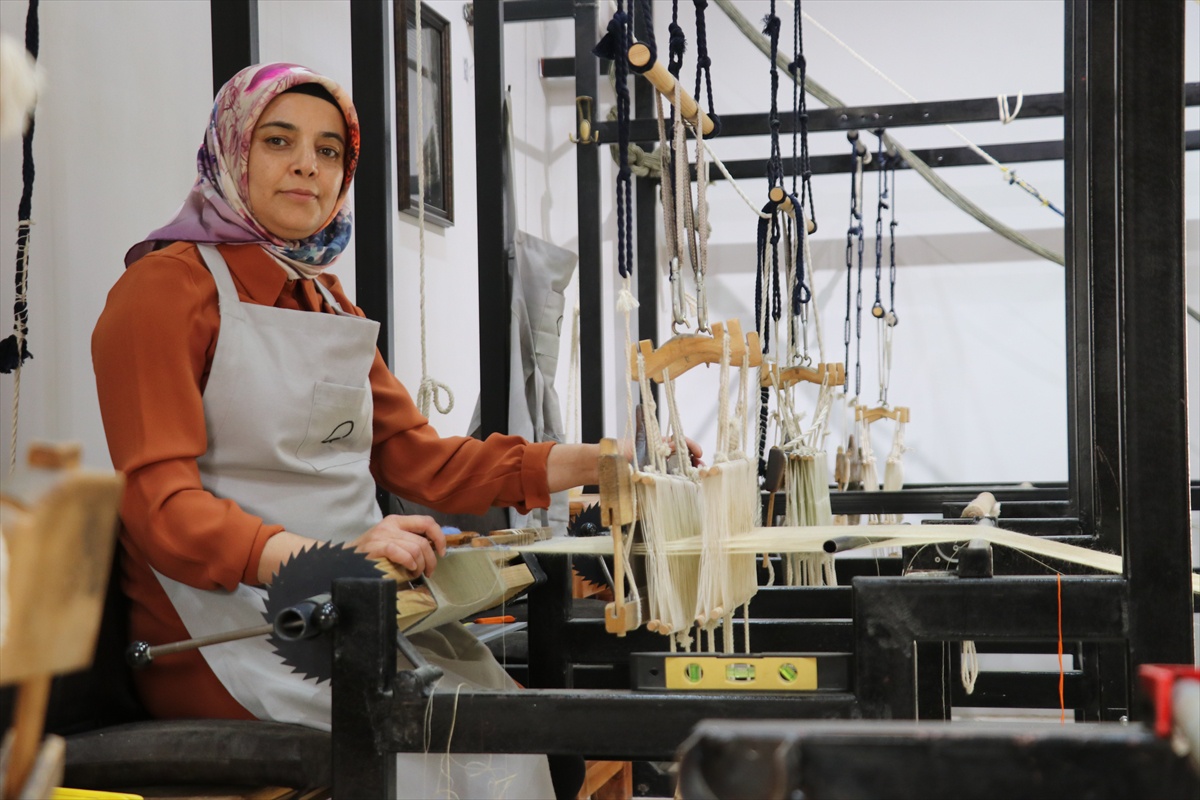 Siirt'te 44 yaşındaki Semra Erbek Müren, şal şepik dokuyan kadın ustalardan biri oldu