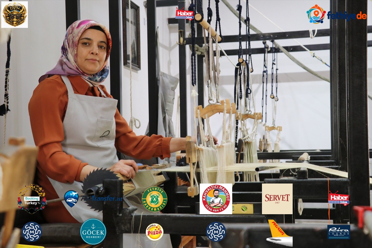 Siirt'te 44 yaşındaki Semra Erbek Müren, şal şepik dokuyan kadın ustalardan biri oldu