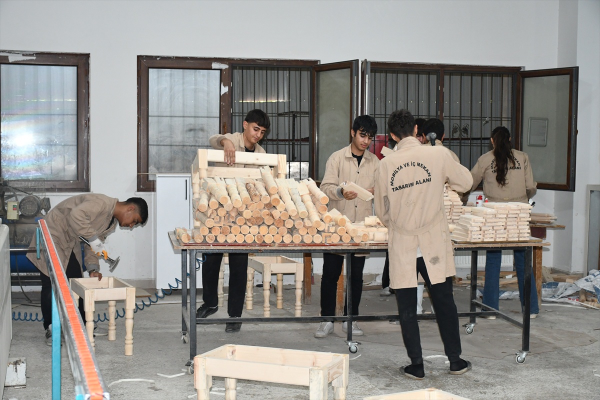 Batman'da meslek lisesi öğrencileri 60 köye 2 bin ahşap sedir üretti