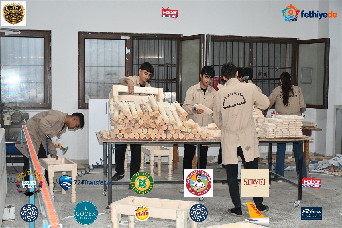 Batman'da meslek lisesi öğrencileri 60 köye 2 bin ahşap sedir üretti