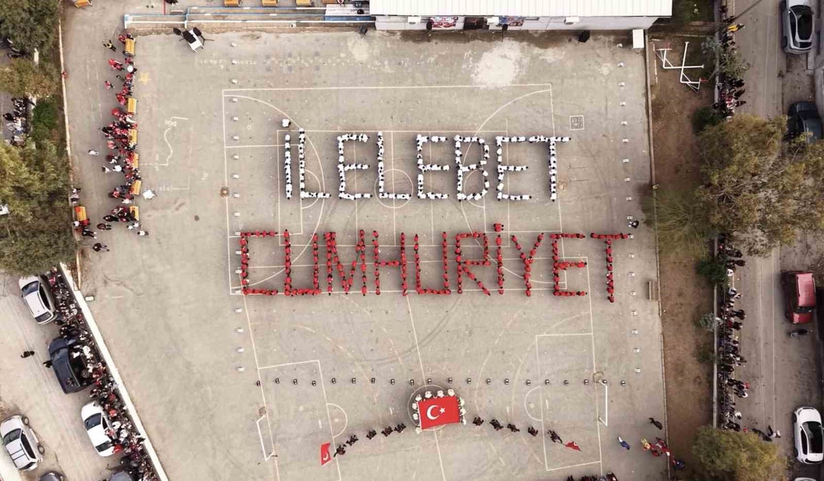 İzmir Buca'da Dirayet Süren İlkokulu Cumhuriyet'in 103. yılını 400 öğrenciyle kutladı
