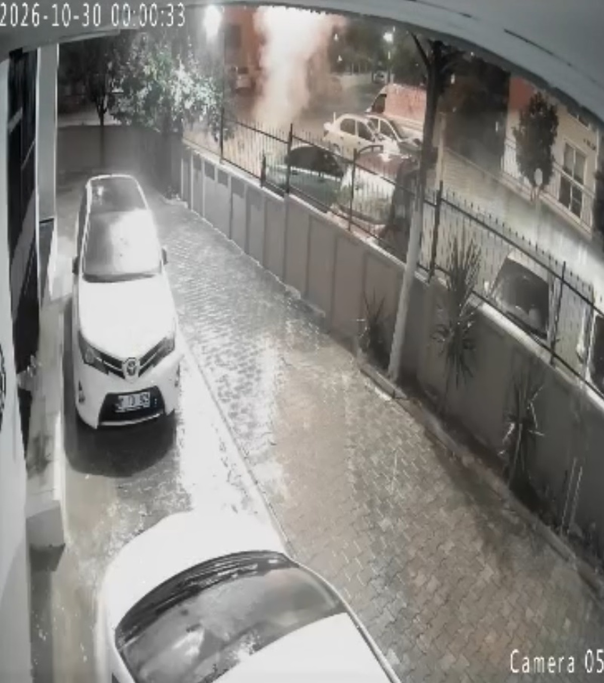 Adana Çukurova'da gençler sokakta havai fişek patlattı, balkon ve araçlar zarar gördü