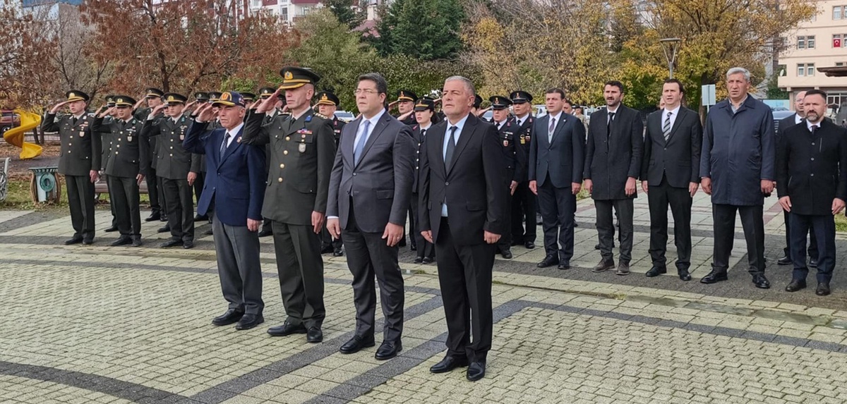 Kars'ta kurtuluşun 106'ncı yılı çelenk töreni ve konuşmalarla kutlandı