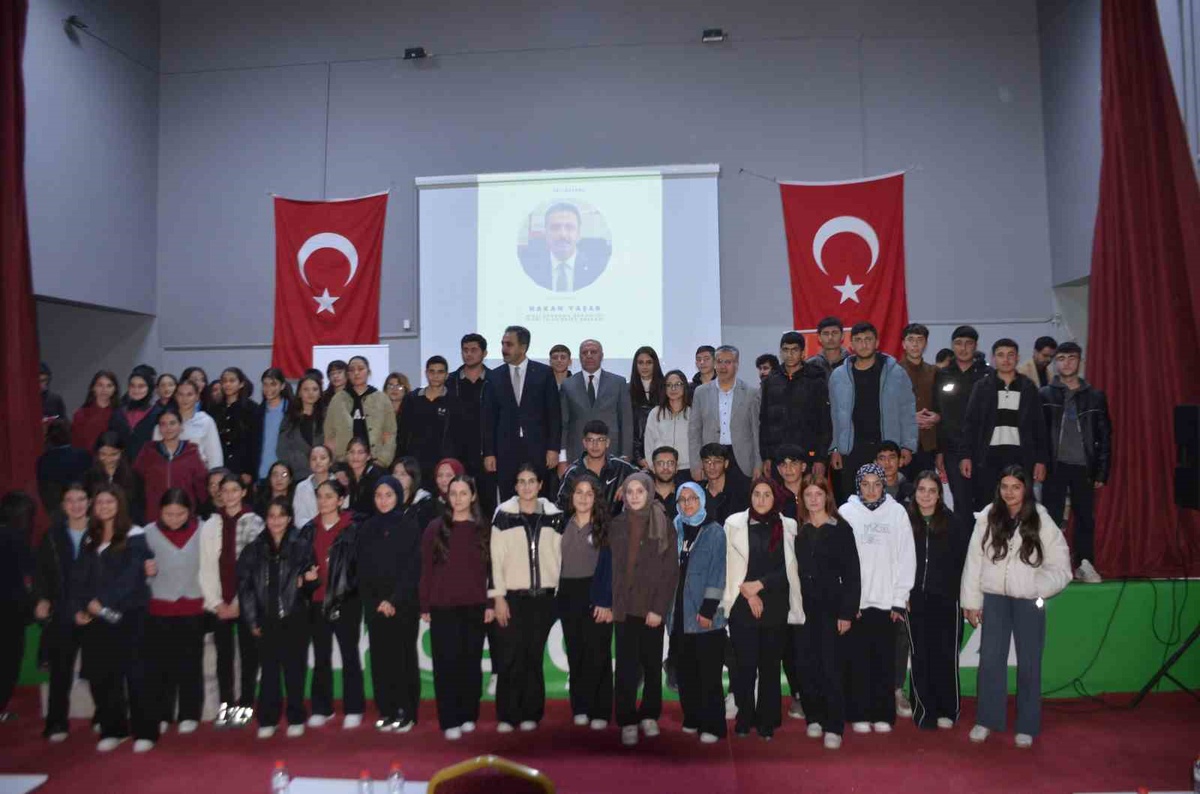 MSB Daire Başkanı Hakan Yaşar, Bulanık'ta öğrencilerle tecrübelerini paylaştı