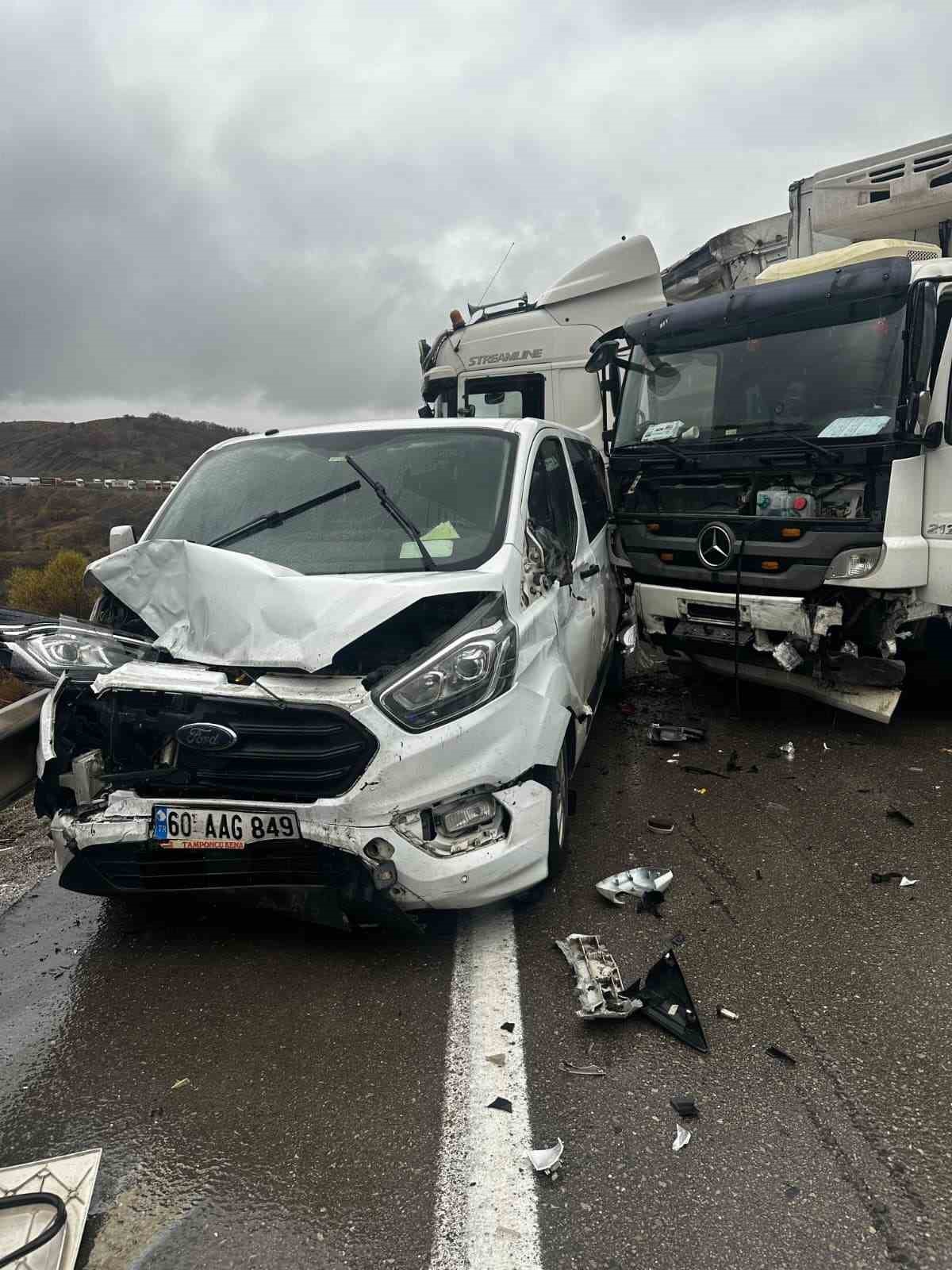 Erzurum Aşkale'de zincirleme kazada 3 araç hasar gördü, yol tek yönlü kapandı