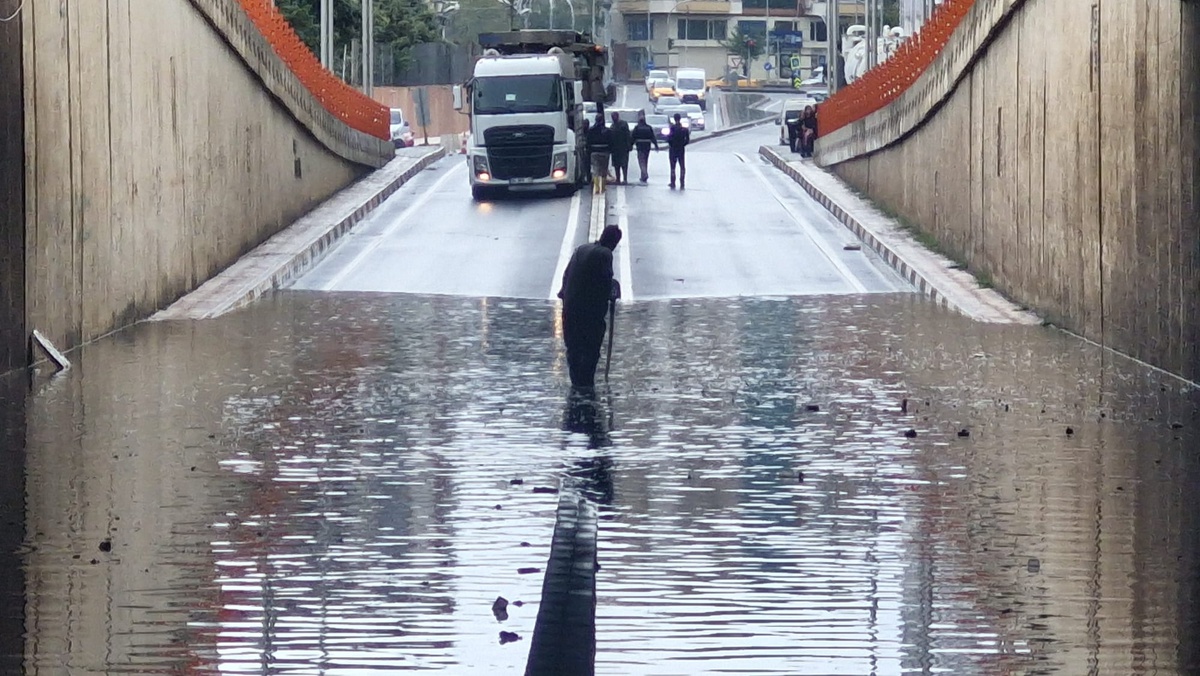 Diyarbakır'da sağanak sonrası 2 köprü çöktü, Bağlar'da alt geçit su altında kaldı
