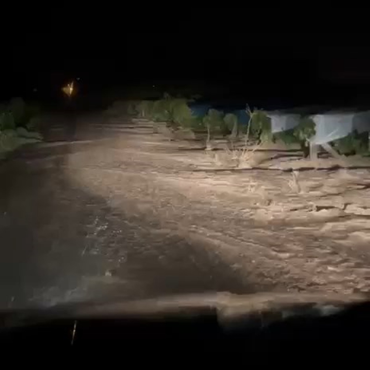 Elazığ'da sağanak dereleri taşırdı, Kıraç ve Hoş'ta üzüm bağlarını su bastı