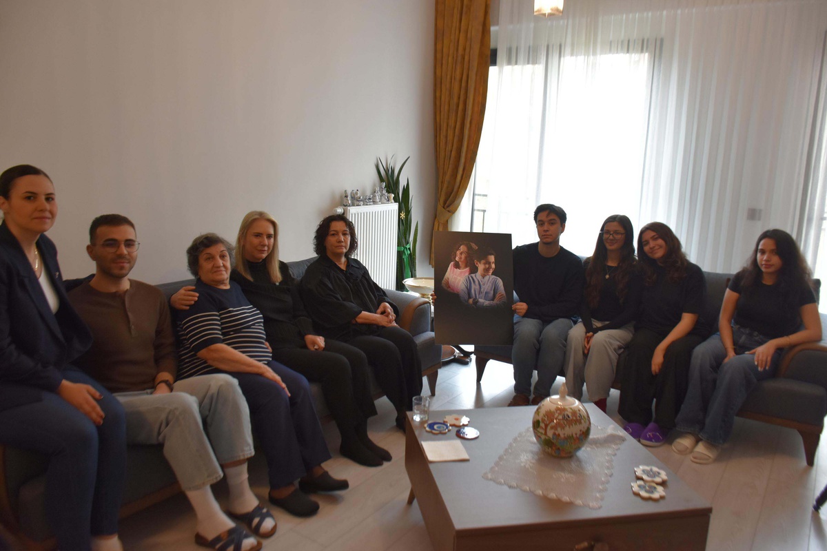 İzmir depreminde ikizlerini kaybeden anne, 6'ncı yılda arkadaşlarınca ziyaret edildi