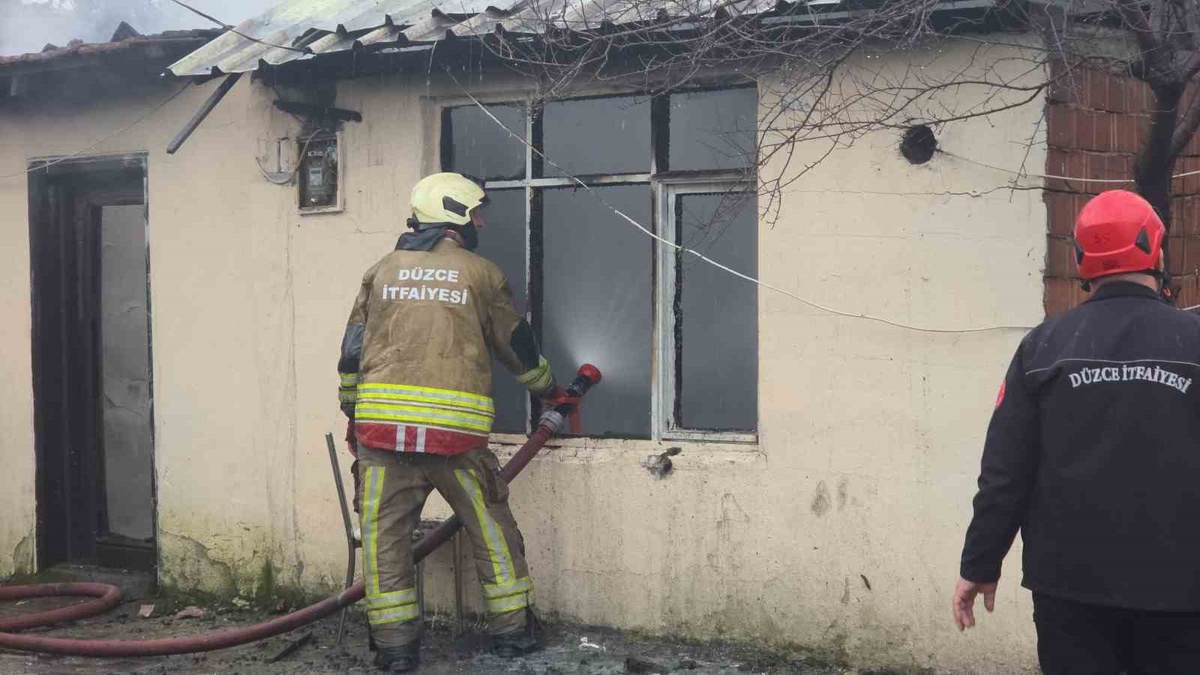 Düzce Çamköy'de sobadan çıkan yangında tek katlı ev kullanılamaz hale geldi