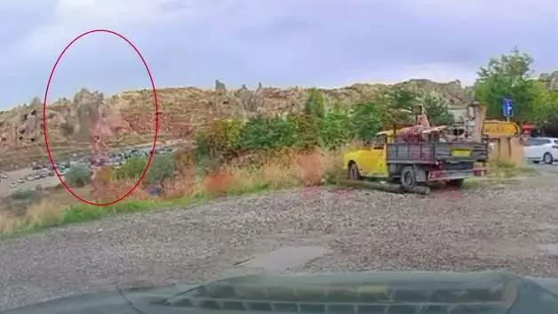 Kapadokya'da peribacasından kopan kayaların düşme anına ait görüntüler ortaya çıktı