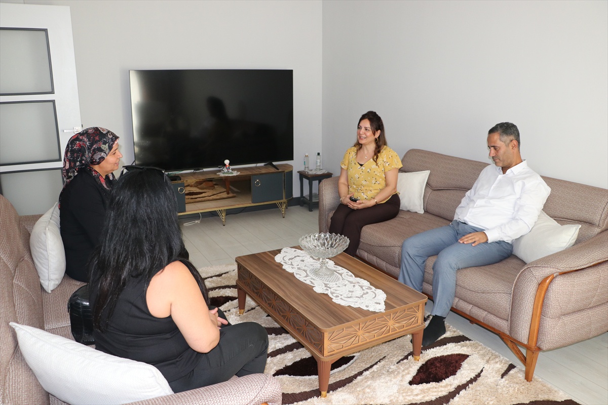 Hatay Antakya'da kadın muhtar depremzedeleri yeni konutlarında ziyaret ediyor