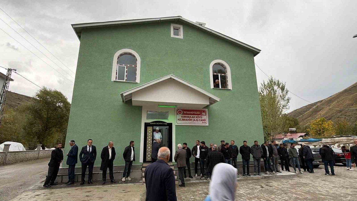 Bitlis Tatvan Kırkbulak'ta hayırsever desteğiyle cami törenle ibadete açıldı